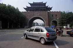 Citro�n Xsara Picasso in front of the Iron gate  in Wuhan �PSA Peugeot Citro�n