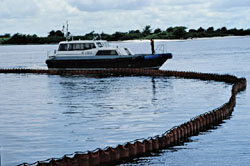 Sight of an anti-pollution exercise in edge of sea �Total/John Borowski